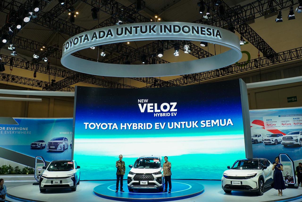 Toyota Tegaskan Realisasi Multi-Pathway: World Premiere New Veloz Hybrid EV dan Perkuat Produk Elektrifikasi Dalam Negeri di GJAW 2025